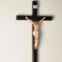 Crucifixo de Parede em Madeira 30 cm - Cristo Chagado em Resina