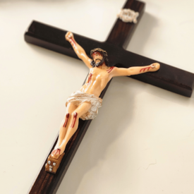 Crucifixo de Parede em Madeira 30 cm - Cristo em Resina