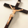 Crucifixo de Parede em Madeira 30 cm - Cristo em Resina