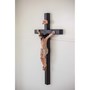 Crucifixo de Parede Madeira com Cristo em resina 33 cm